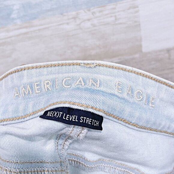 AMERICAN EAGLE Distressed Denim Shortie Shorts Light Wash Mid Rise Womens 4 - Picture 5 of 7